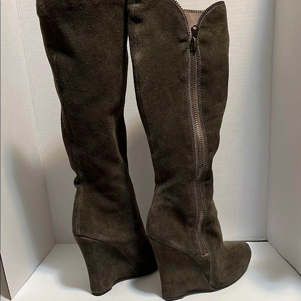 Elegant Brown Suede Knee-High Boots - Picture 4 of 4